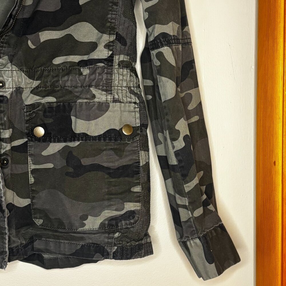 265. Love Tree Green Camo Zip-Up Jacket | Size Large | Casual Lightweight Hoodie - Picture 6 of 6